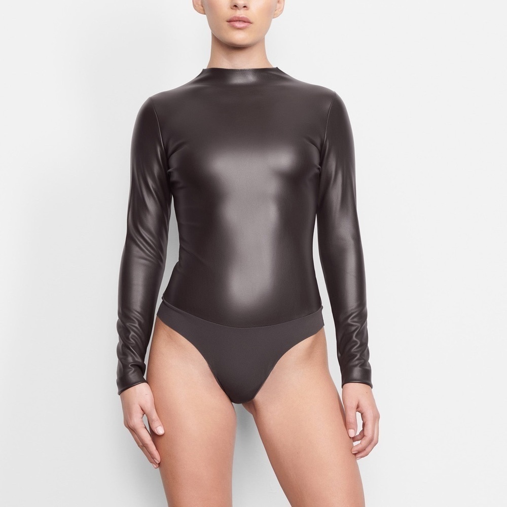 SKIMS FAUX LEATHER MOCK NECK BODYSUIT SOOT NWT (SOLD OUT) 🖤 SIZE XL LONG SLEEVE - Picture 2 of 10